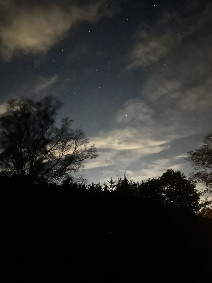 Lichten bewegend achter elkaar aan foto
