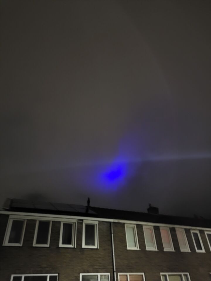 Vreemde blauwe kleur in de lucht foto