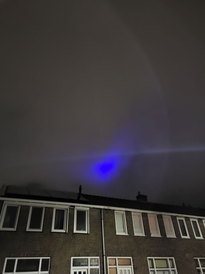Vreemde blauwe kleur in de lucht foto