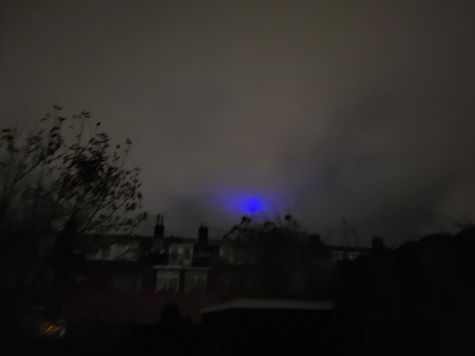 Vreemde blauwe kleur in de lucht foto
