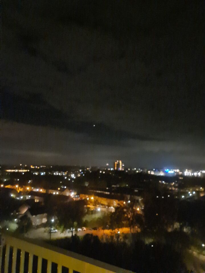 Lichtbol met blauwe en rode lichten, niet knipperend. foto