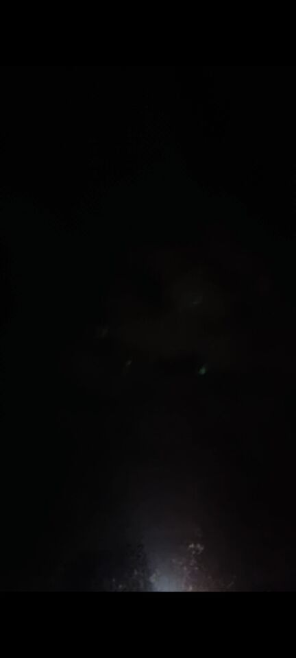4 groene lichtbalken die cirkels draaien in de lucht die zich km's verplaatsen foto