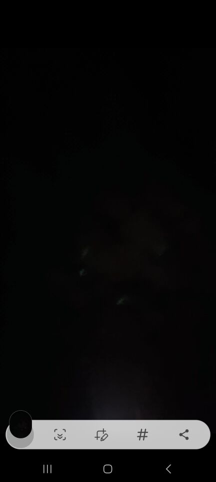 4 groene lichtbalken die cirkels draaien in de lucht die zich km's verplaatsen foto