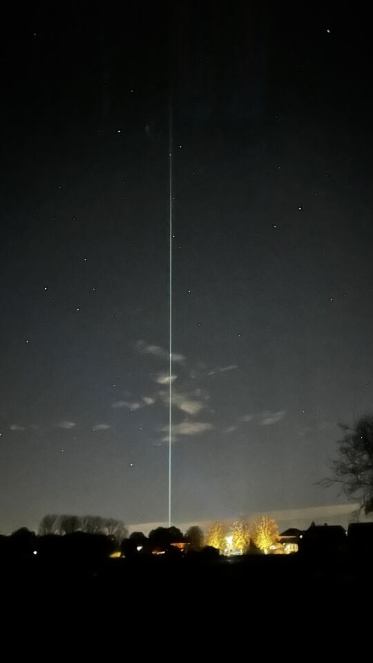 Witte lichten in de lucht en einde van de avond groenlicht meerdere objecten foto