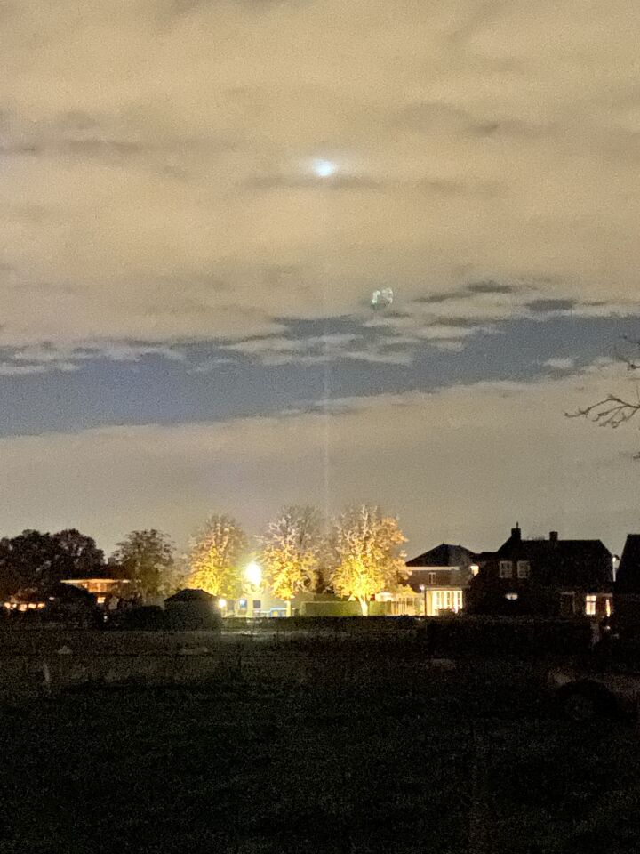 Witte lichten in de lucht en einde van de avond groenlicht meerdere objecten foto