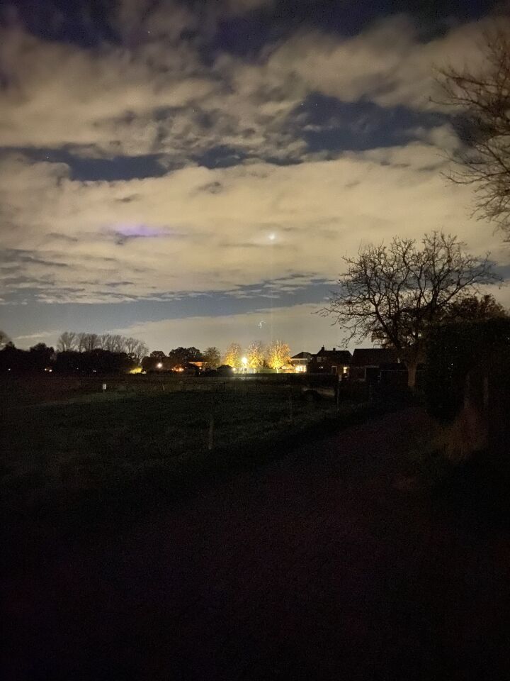 Witte lichten in de lucht en einde van de avond groenlicht meerdere objecten foto