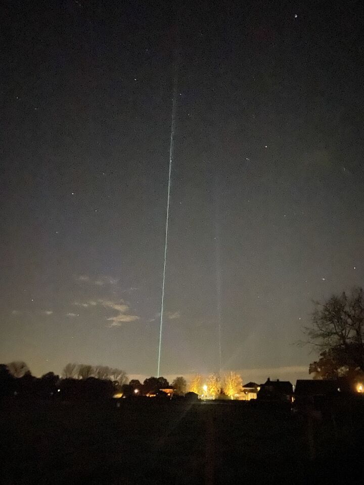 Witte lichten in de lucht en einde van de avond groenlicht meerdere objecten foto