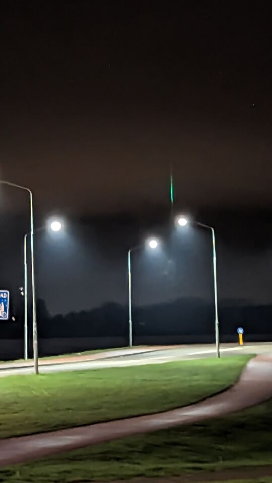 Groene verticale streep in de lucht, stilstaand. Zag er niet uit als een laser. foto