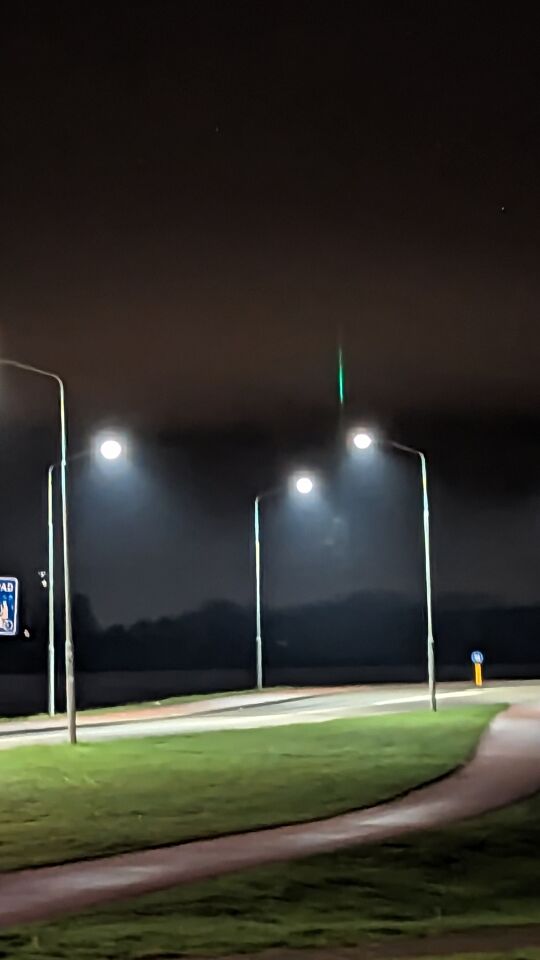 Groene verticale streep in de lucht, stilstaand. Zag er niet uit als een laser. foto