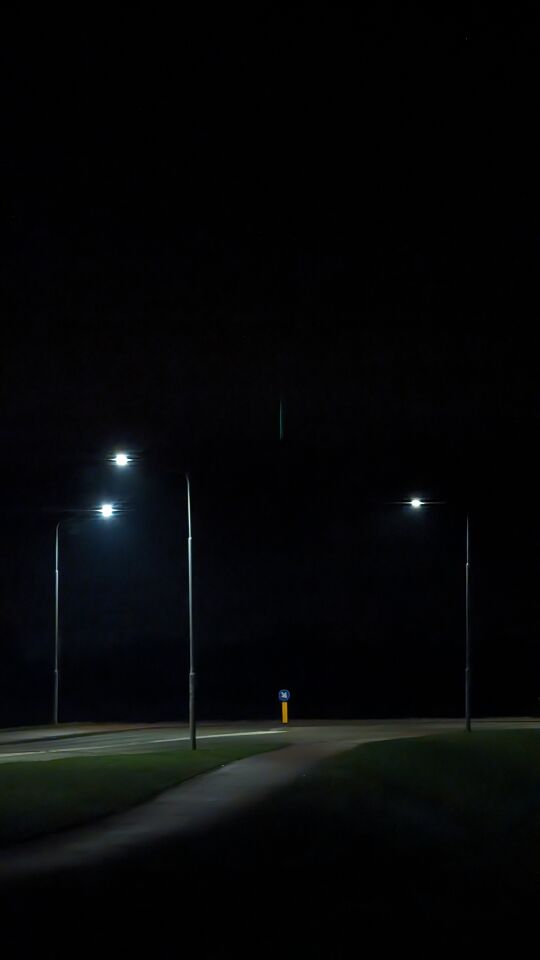 Groene verticale streep in de lucht, stilstaand. Zag er niet uit als een laser. foto