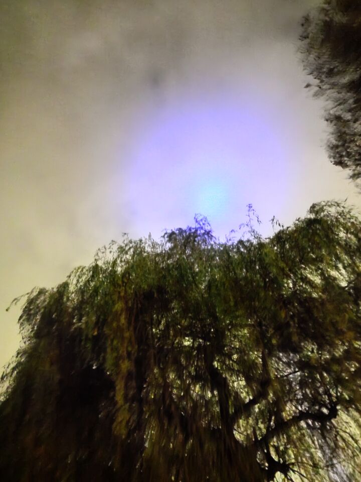 Groene bol met paars licht erom heen boven Utrecht foto