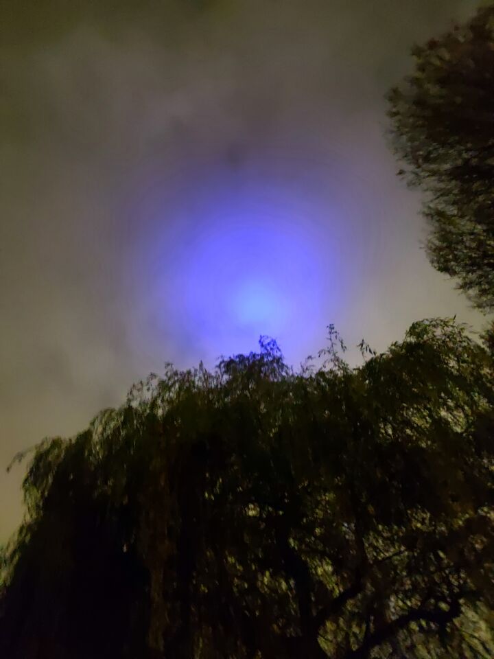 Groene bol met paars licht erom heen boven Utrecht foto