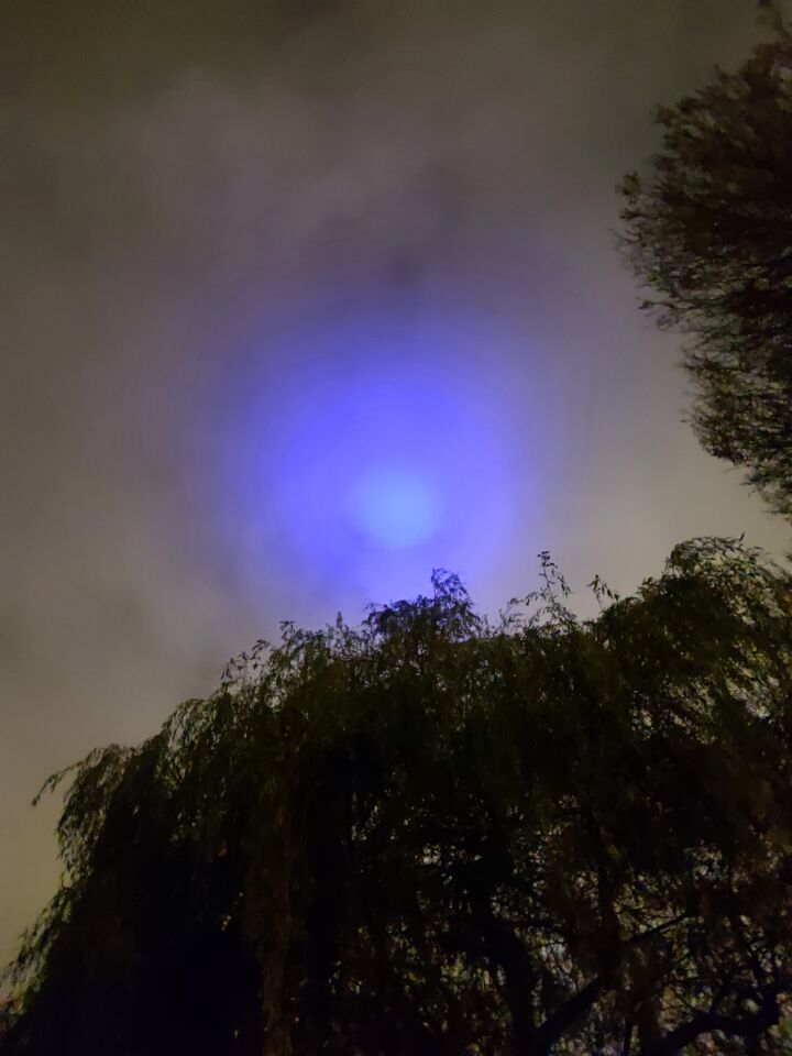 Groene bol met paars licht erom heen boven Utrecht foto