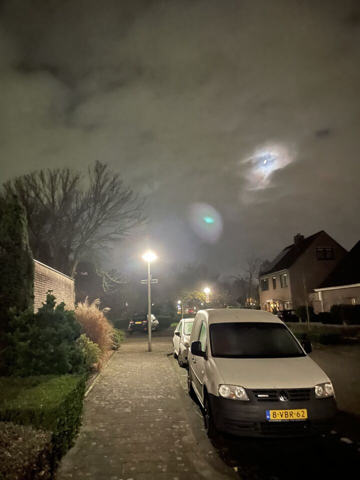 Een lichtpunt dat met diverse snelheden diverse richtingen en hoogten op vloog foto