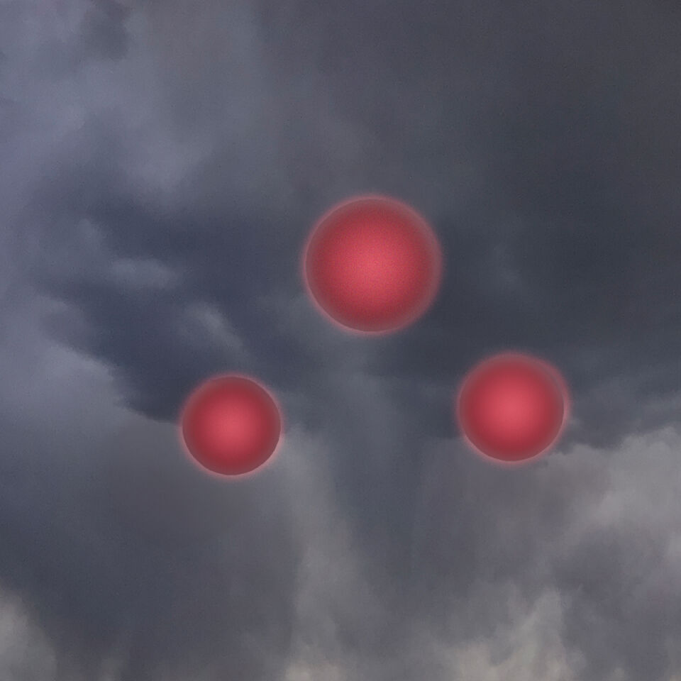3 rode lichtbollen in een driehoekformatie foto