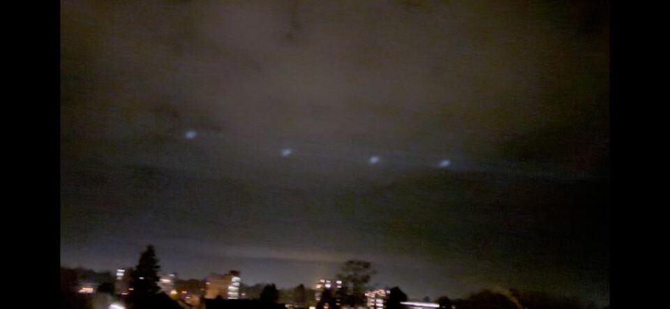 Lange lichtlijn vanuit het westen. 4 verlichte bollen. foto