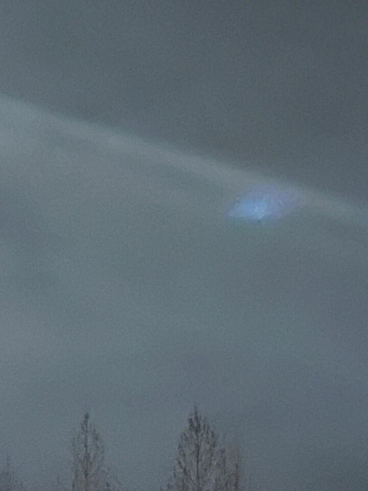 Licht bol die de hele tijd rondje in de lucht draait degene tijd op zelfde ritme foto