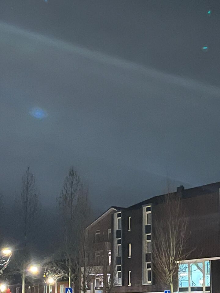 Licht bol die de hele tijd rondje in de lucht draait degene tijd op zelfde ritme foto