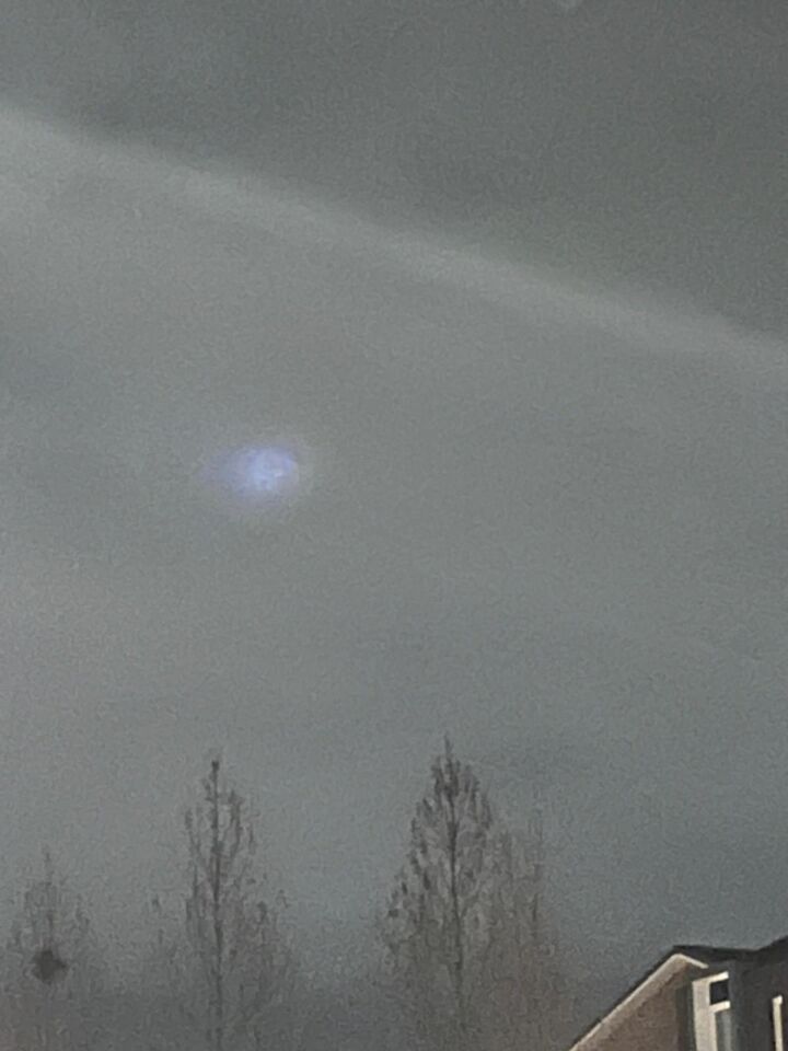 Licht bol die de hele tijd rondje in de lucht draait degene tijd op zelfde ritme foto