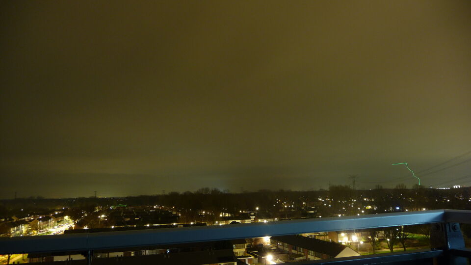 Lichtbol rood/oranje stilstaand, rechte beweging in groen en geel/wit foto