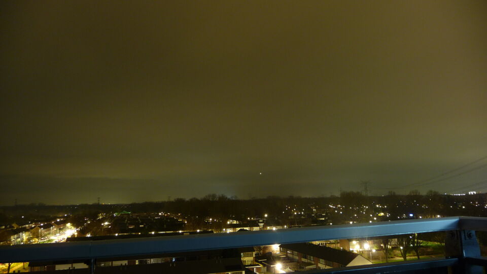 Lichtbol rood/oranje stilstaand, rechte beweging in groen en geel/wit foto
