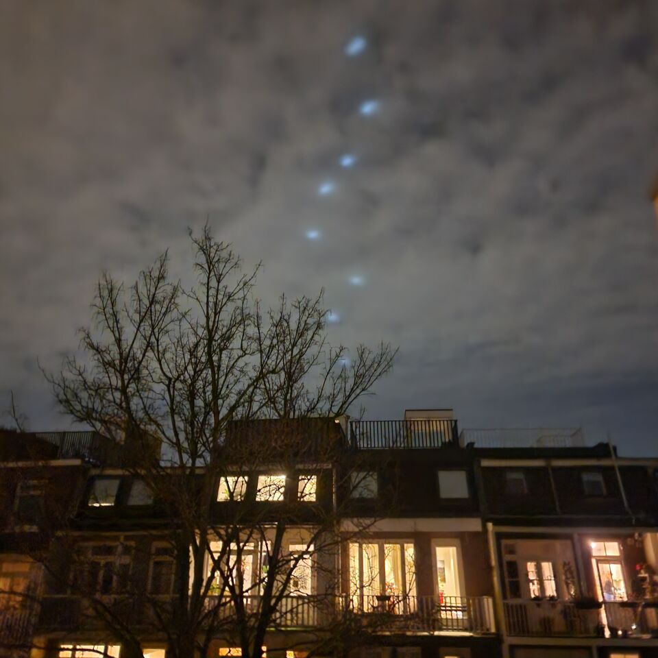 Acht lichtpunten boven Amsterdam Oud West foto