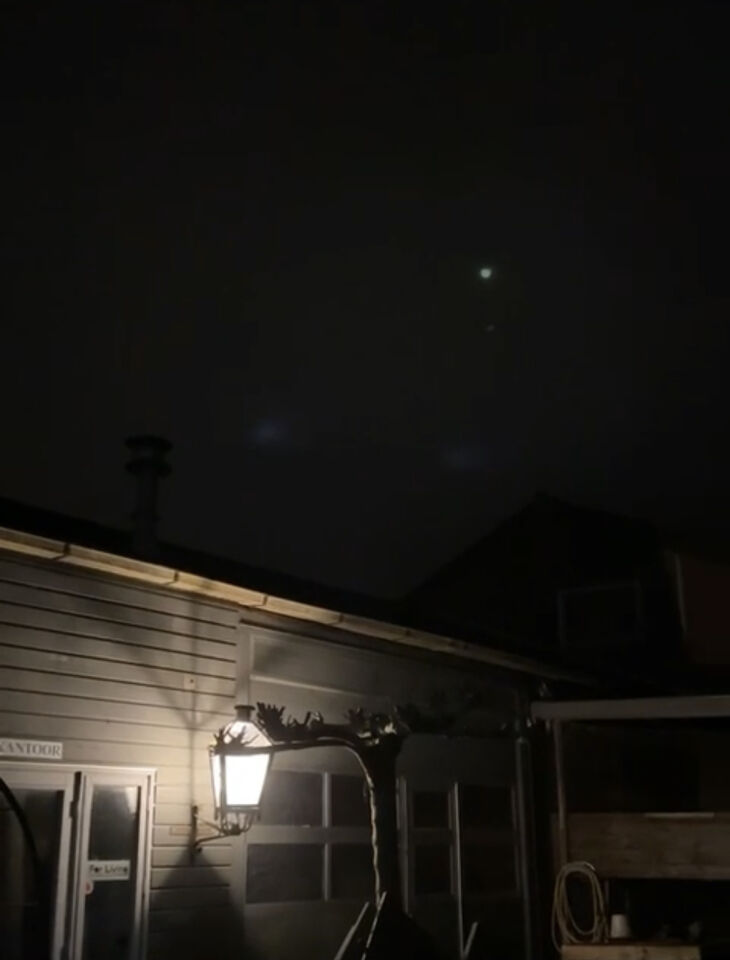2 blauwe licht bollen schietend van links naar rechts foto
