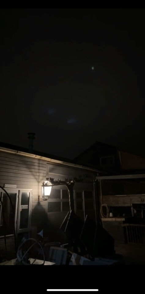 2 blauwe licht bollen schietend van links naar rechts foto
