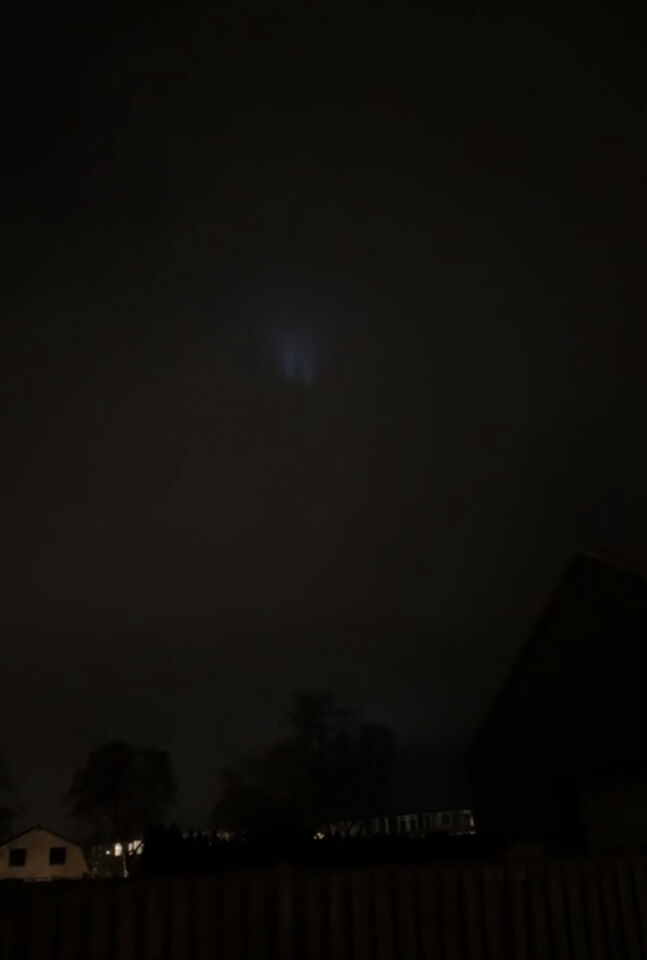 2 blauwe licht bollen schietend van links naar rechts foto