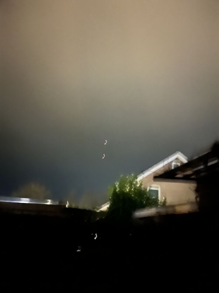 3 lichtbollen met oranje licht vlogen zonder geluid foto