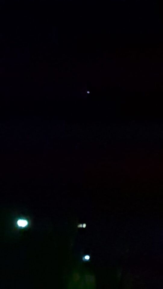 Stilstaand lichtpunt met blauw rood groen en wit flikkerende licht foto