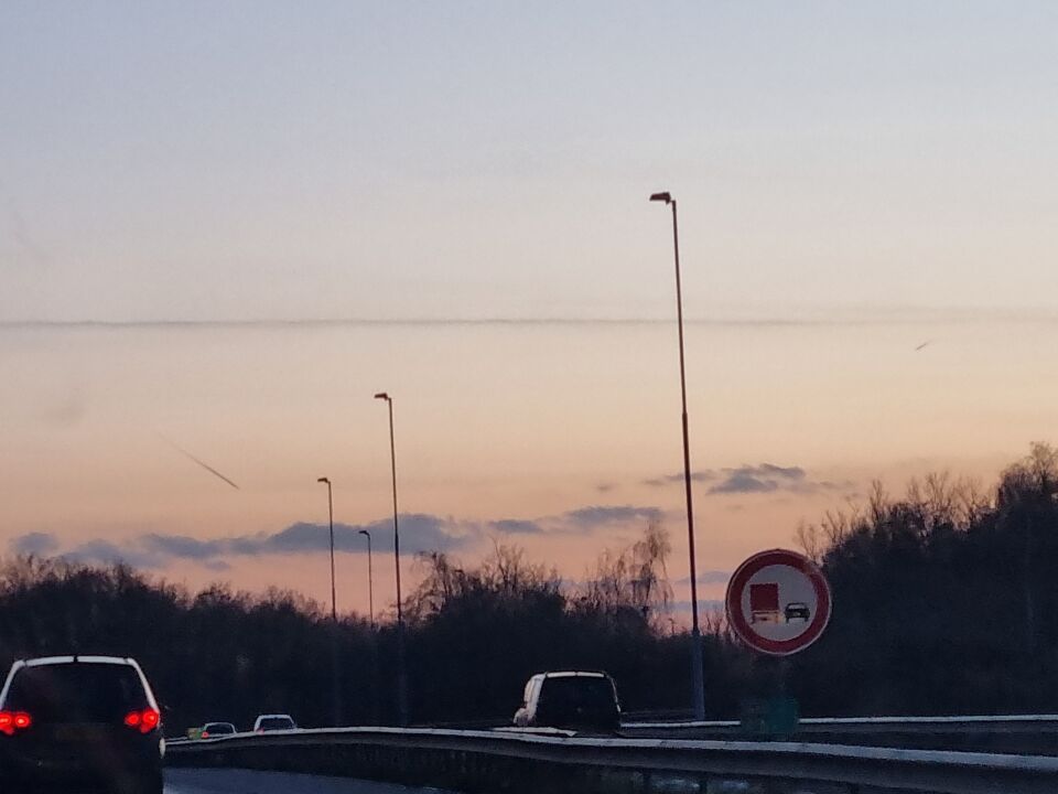 Zwarte lijnen verschenen uit de lucht. 4 tot 6 stuks dovend foto