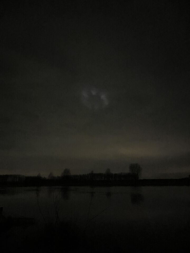 Lichtbollen die constant rond aan het draaien zijn foto