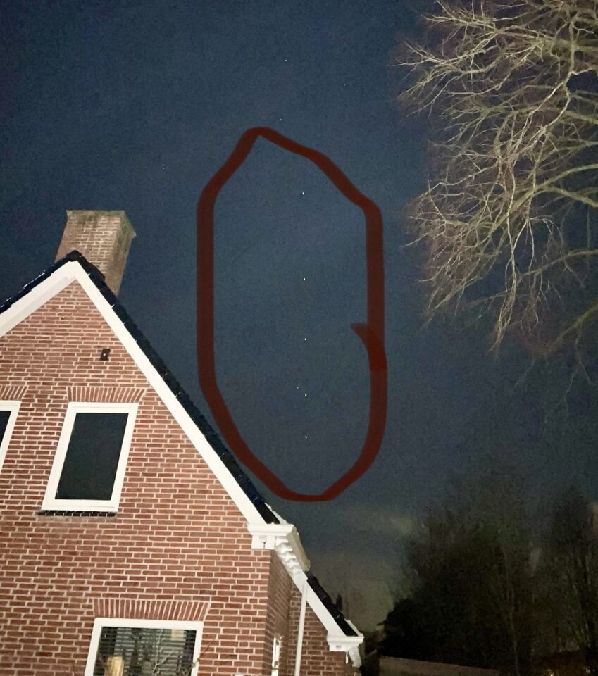 Minstens 10 lichten die in een rechte lijn boven Leek vlogen foto