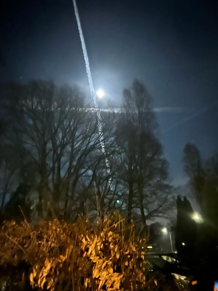 De maan staat in een kruis van vliegstrepen. Wat is de groene vlek foto