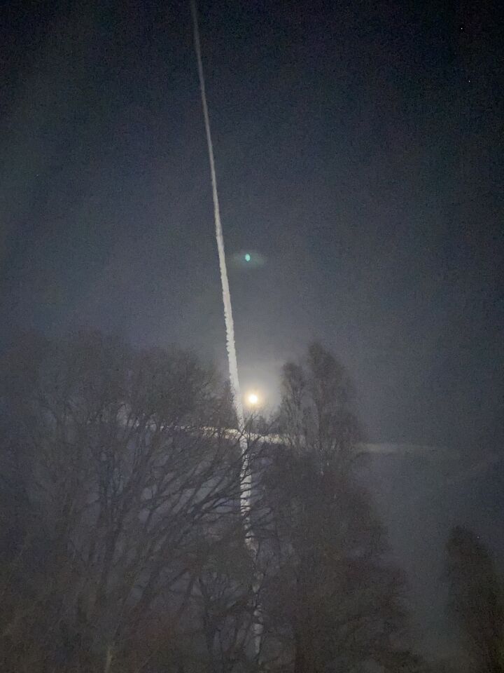 De maan staat in een kruis van vliegstrepen. Wat is de groene vlek foto