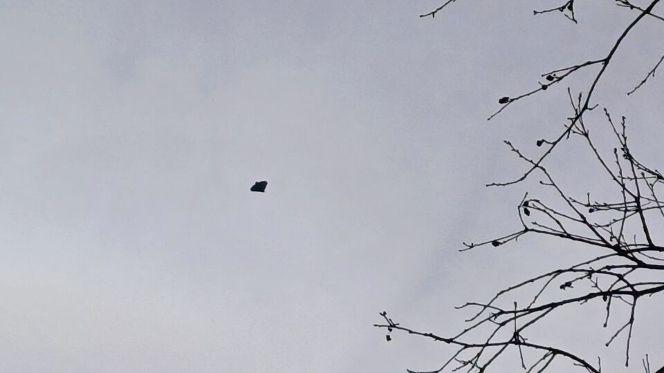 Raar voorwerp vloog door de lucht in een rechte lijn. foto