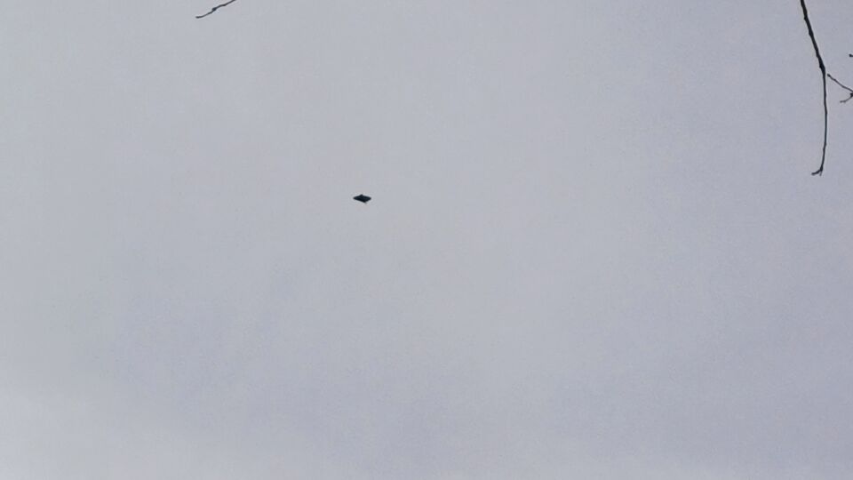 Raar voorwerp vloog door de lucht in een rechte lijn. foto