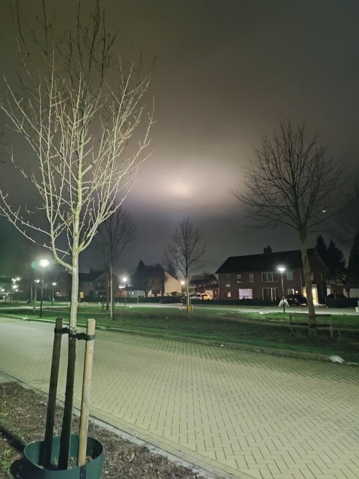 Grote lichtvlek in de lucht boven Kaatsheuvel foto