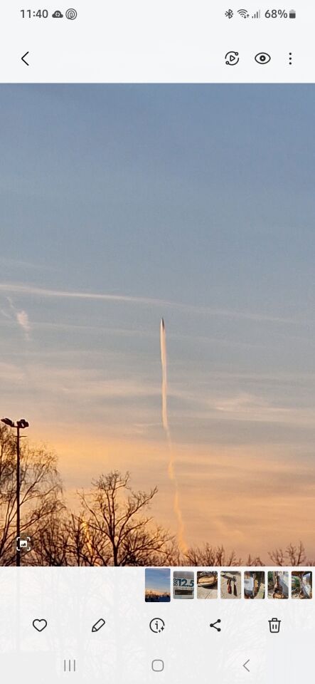 Iets wat omhoog lijkt te gaan maar toch stilhangt foto