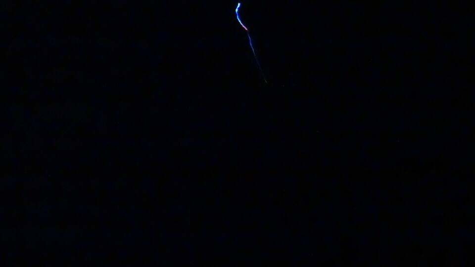 Gekleurde lichtstreep met wit lichtbal (leaser ?) foto