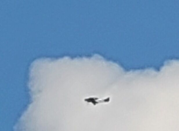 Een ongelooflijk snel bewegend object zonder geluid door de lucht, leek op een s foto