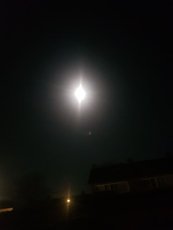 Een rondje lichten en verschillende lichten die heen en weer gingen foto