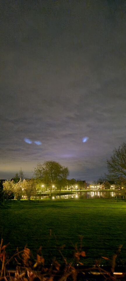 Paarse gloed met daaruit vierkante lichten die snel van noord naar zuid schieten foto