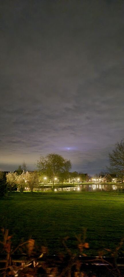 Paarse gloed met daaruit vierkante lichten die snel van noord naar zuid schieten foto