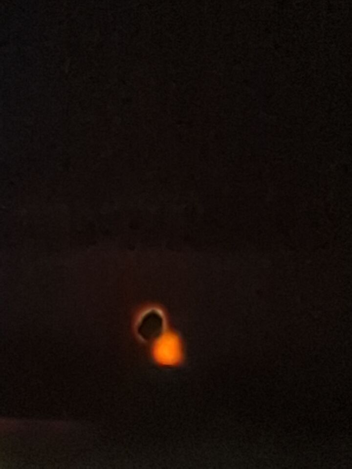Groot object dat een schaduw voor de maan creëerde. Op foto te zien, niet op oog foto