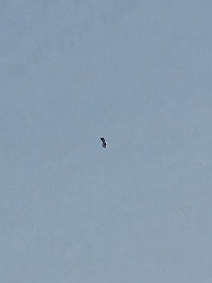 Rond metaal object met boven zwarte bijna driehoek punt foto