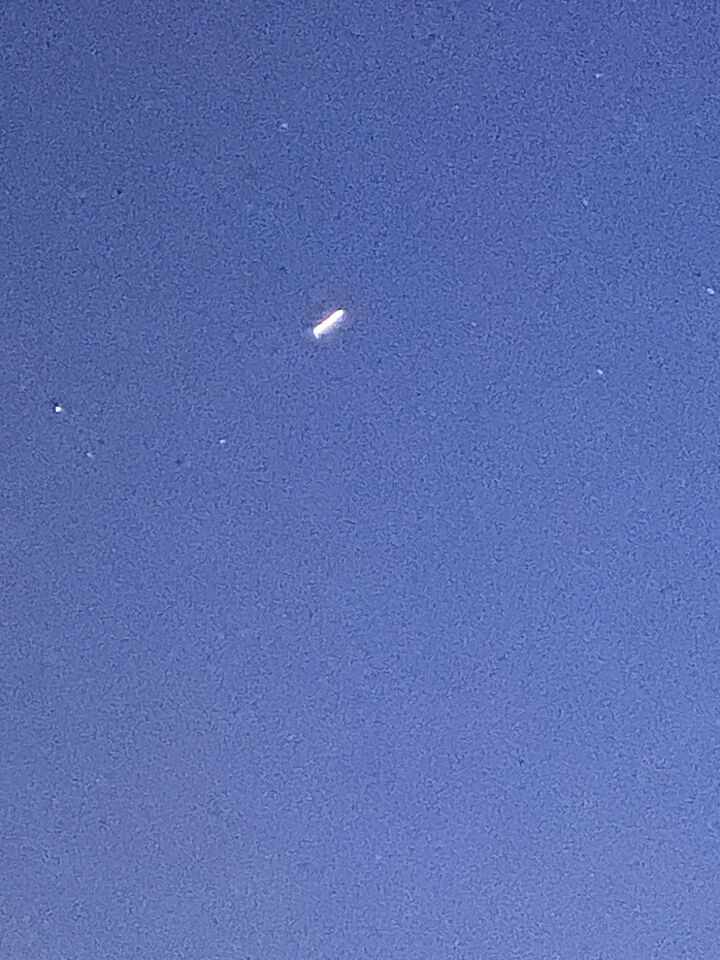 Een groter licht object en kleine ronde wit licht gevende objecten foto