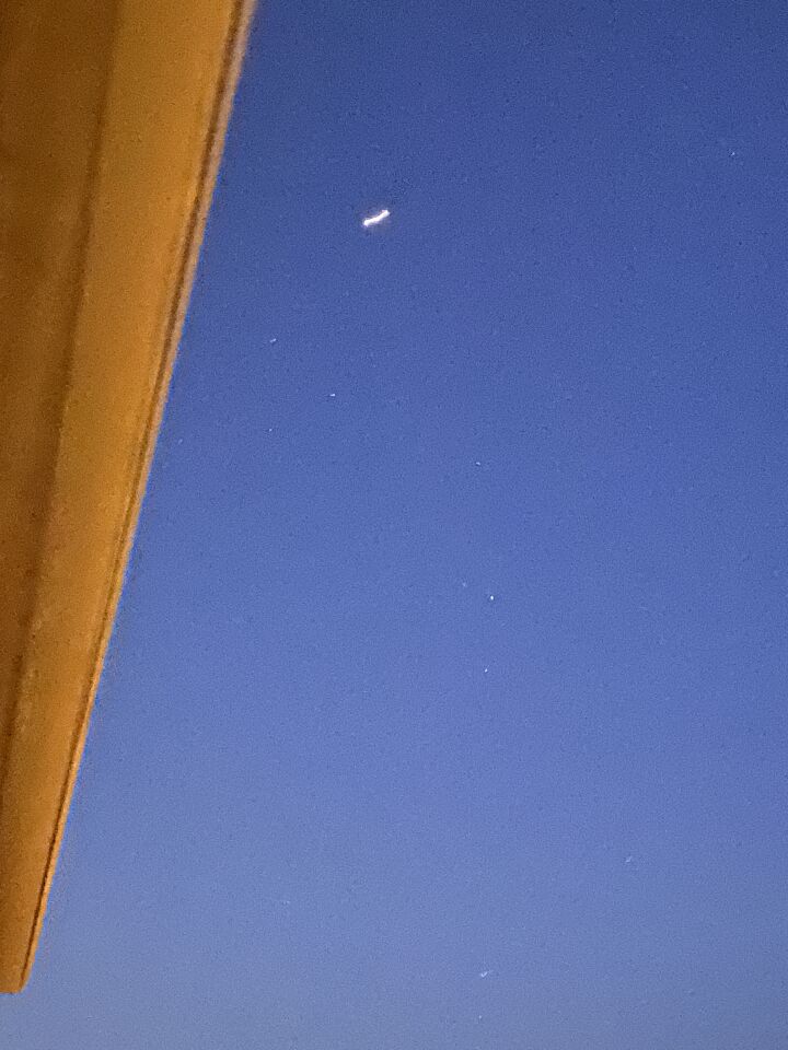 Een groter licht object en kleine ronde wit licht gevende objecten foto
