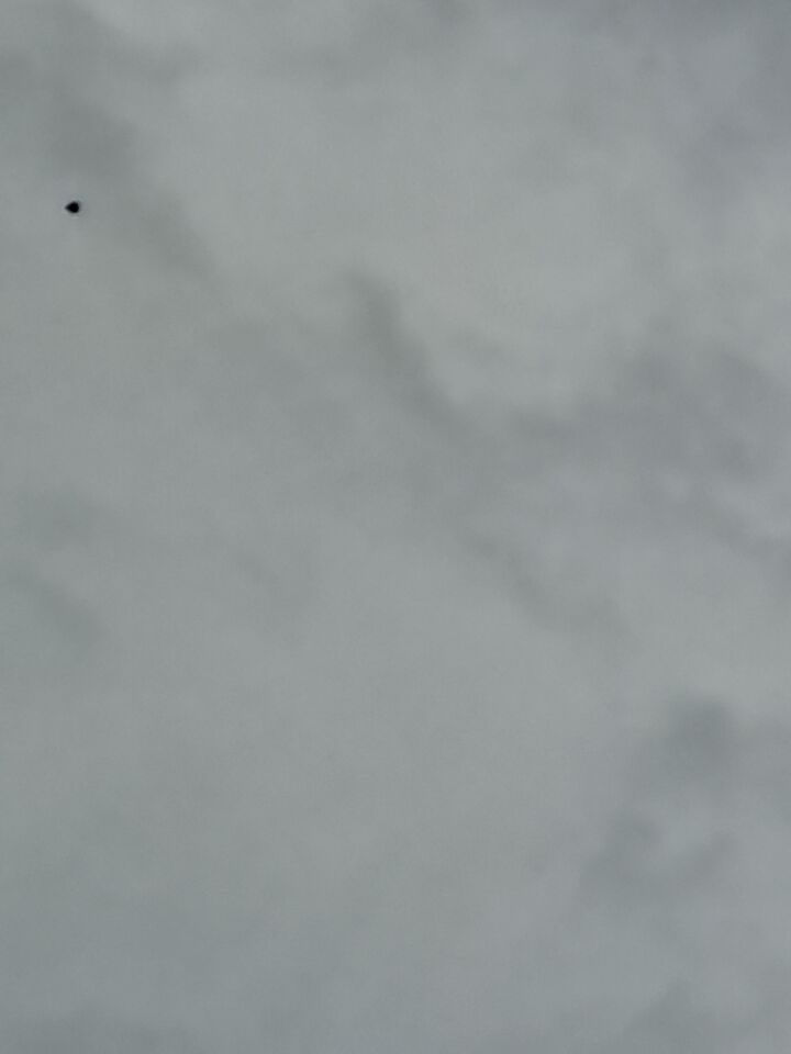 Roterende onregelmatige driehoek. Onregelmatige vlucht. Daarna versnelling en ui foto